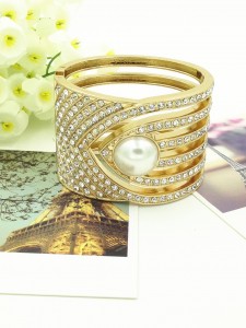 Perhiasan cincin Dan perhiasan gelang